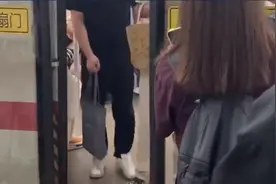 屏蔽门“开关无常”乘客上下车要“候准时机”？轨交：系设备老化和天气原因，目前已修复图片