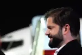 照例不穿西装不打领带，智利总统博里奇抵达北京，现场BGM是《北京欢迎你》图片