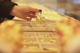 重报观察｜金价波动剧烈出现回落，黄金还值得投资吗？图片