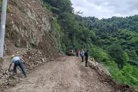 怀化沅陵：紧急处理一山体滑坡，迅速恢复公路通行图片