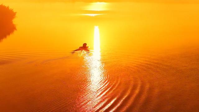 冬日平天湖上演水墨幻境 晨雾泛舟如行画中