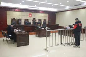 惊险！泉州一7楼住户酒后多次“天降酒瓶”，法院判了！图片