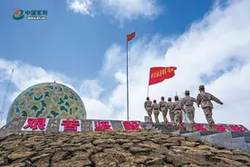 军营观察丨奋飞在先辈的眺望中图片
