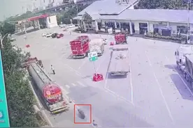 一轮胎在高速路上“狂奔”，滚进服务区致人身亡，重庆警方通报，律师解读——图片