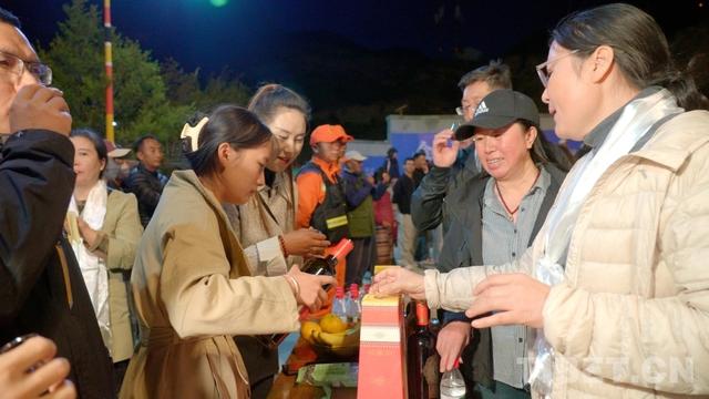 篝火映雪域，歌舞迎宾朋：桑日篝火晚会点亮高原文旅新体验