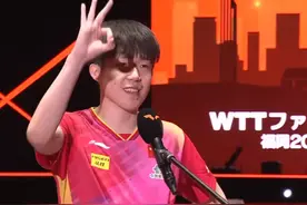 刚刚，王楚钦在现场比了一个手势！图片