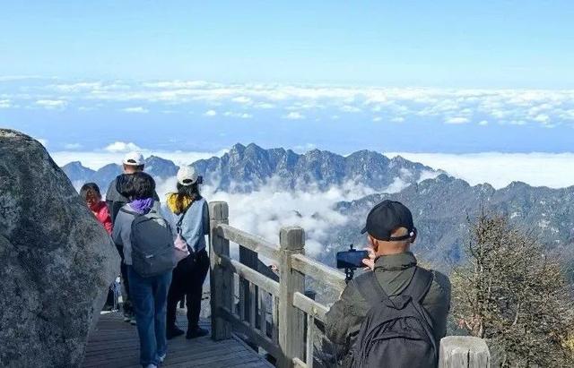 百人户外团队从险峻七女峰到云端天圆地方，爱徒步更爱大自然
