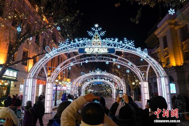 哈尔滨中央大街主题灯景“冰雪之冠”点亮