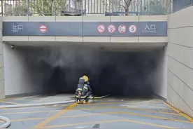 地下停车场内豪车自燃，百万座驾被烧得面目全非图片