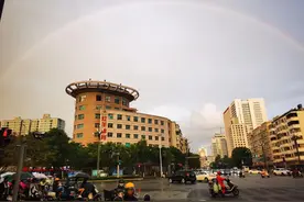 云新闻现场丨一半是彩虹 一半是红霞图片