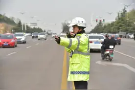 文明交通 携手共创 | 庙会“警”相随 全力护平安图片