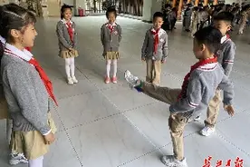 经典游戏再度“流行”！课间10分钟，孩子们动起来图片
