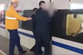 铁路上海站回应“上海虹桥站有旅客扒车门”：系身体不适图片