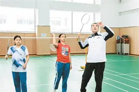 奥运冠军指导教练走进龙华校园亲授球技图片