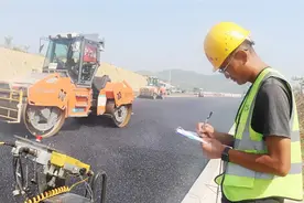 烈日下的筑路工图片