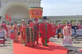 在上海的都市绿洲感受古风浪漫： 甜蜜国风集体婚礼满足新人个性化婚恋需求图片