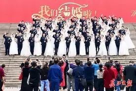 武汉公安为36对警营新人举办集体婚礼图片