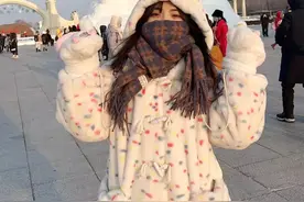 “我不是小孩！”滑梯上的“犟嘴”美女找到了！图片