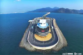 珠海百名环卫女工游览港珠澳大桥，一张集体照定格最美身影图片