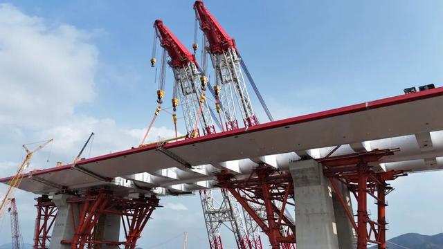 甬舟铁路西堠门公铁两用大桥金塘侧边跨钢梁架设完成