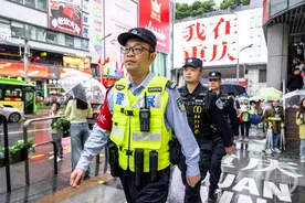 沉浸式打卡美丽重庆时 你是否看到了那抹熟悉的“警服蓝”图片