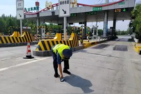 山东高速滨州发展有限公司无棣东阳信收费站：弯腰行动 彰显文明服务新风图片