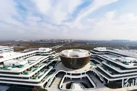 向上，“未来之城”拔节生长图片