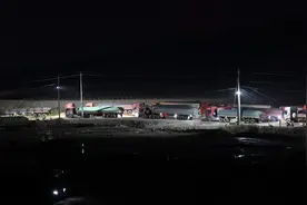 疯狂的超载货车：遮挡号牌上路，厂家可定制加宽加高“百吨王”图片