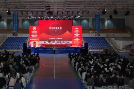 95后京东女快递员受邀回母校做开学演讲：现场2000多名新生掌声不断图片