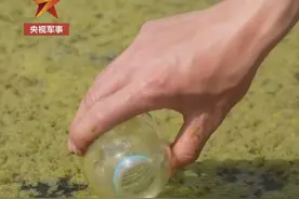 野外生存技能+1 跟部队官兵学做简易过滤器图片