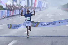 打破赛会纪录，20岁小将夺得2025重庆女子半马冠军！图片