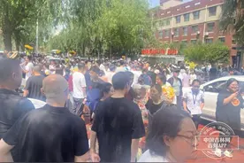 长春市中考第三天，考生满脸笑容出考场 家长送鲜花、送红包、送假期……图片