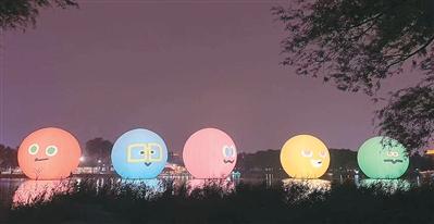 年轻人夜游公园乐趣多
