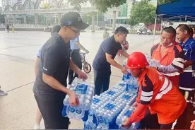 福永街道向户外工作者送“清凉”图片