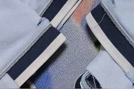 家长称校服质量差“一扯就破”，代售店：已向厂家反馈，可调换图片