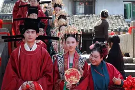 “红男绿女”！枫泾水乡婚典如约而至，20对新人在“吴跟越角”举行宋制婚礼图片