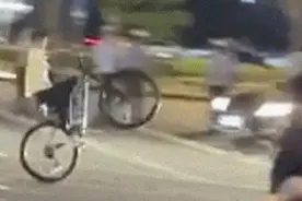 手持烟花、超速飙车……济南一群“鬼火少年”面对交警贴脸开大？图片