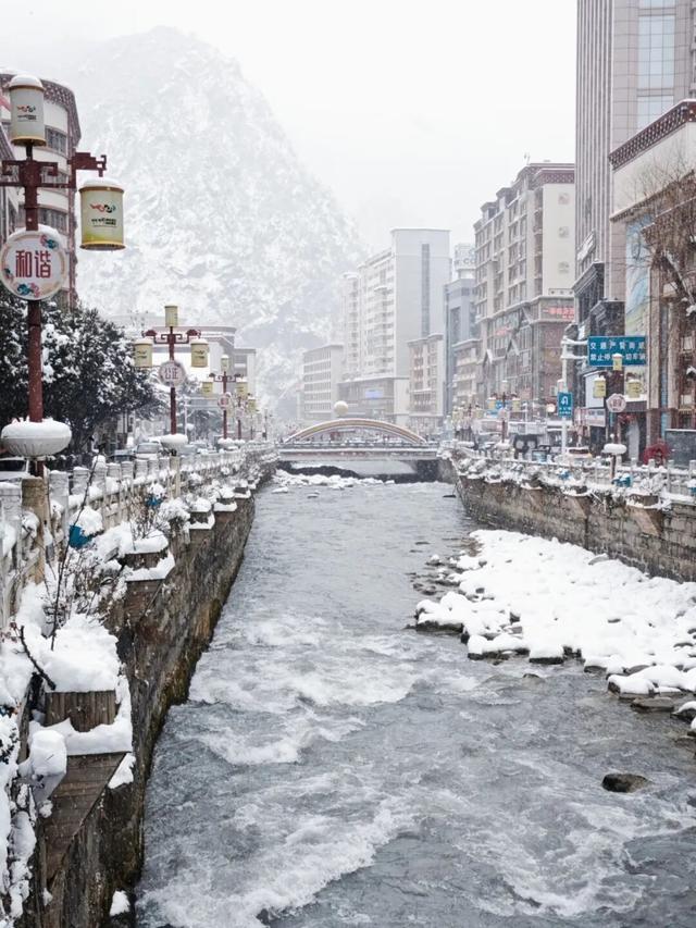 来这个小城看雪泡温泉，美哭了！