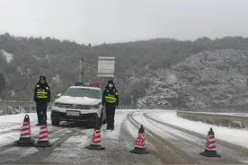 雪中“警”！曲靖大雪下得紧，这些路段交通管制图片