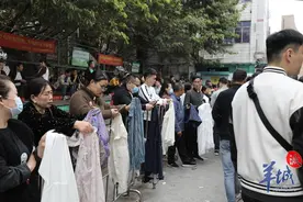 广州制衣村老板排队等工人挑，老板：日结工资300至600元，有特殊技能更高图片