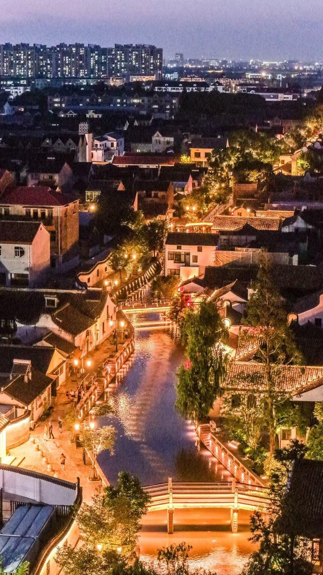 从新场古镇南大门进入，南山雅集投入试运营