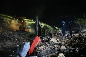 “当救援队救不出活人的时候，就要帮逝者落叶归根”图片