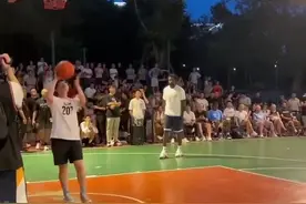 30秒｜NBA球星朱利叶斯·兰德尔与特伦斯·曼恩在成都篮球场与球迷共享篮球的激情和技巧图片