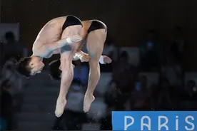 巴黎奥运会高清图集｜练俊杰、杨昊斩获跳水男子双人10米台金牌图片