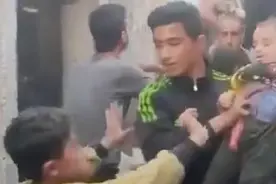 房屋被以军炸毁 加沙男孩见妹妹被救出庆幸大喊视频封面