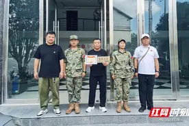 慈利县溪口镇新街社区送“入伍通知书”和“光荣之家”牌匾图片