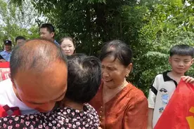 男子3岁时不慎与家人走失 警方帮助下35年后终与家人团圆图片