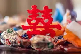 被份子钱暴击后，这年头结婚连喜糖也卷麻了图片