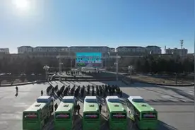 海报观察丨免费乘公交引热议，山东至少已有17县公交全民免费图片