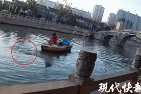 男子醉酒落水，环卫工用捞网竿救人图片